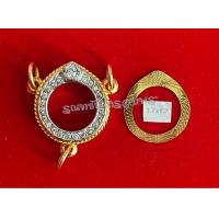 ราคา กรอบฝังเพชรแท้พับหลังเลี่ยมกันน้ำ เนื้อทองเหลืองนอกผสมเนื้อสตางค์ ชุบน้ำทองแท้18k ไม่ลอกไม่ดำ งานแกะมือทำมือทั้งใบ (16905663049)