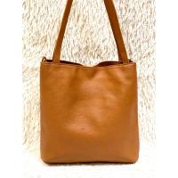 ราคา กระเป๋าหนัง มือสอง สภาพยังใหม่ มีช่องใส่ของช่องใหญ่ 3 ช่อง ภายในสะอาด กระเป๋าทำด้วยวัสดุหนังวัว มีขนาดฐานกว้าง 3 นิ้วยาว 12 นิ้วสูง 12 นิ้ว (21337026460)