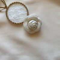 ราคา เข็มกลัดติดหน้าอกรูปดอกคามิเลียสไตล์ชาแนลแบบใหม่เข็มกลัดติดหน้าอกดูแพงติดโบว์ดอกไม้ผูกโบว์แมทช์ลุคง่ายสำหรับผู้หญิงประดับมุกกำมะหยี่ (20474920919)