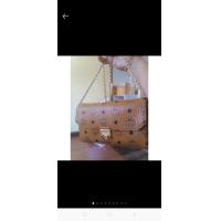 ราคา กระเป๋าสะพายข้างหนังแท้ แบรนด์แท้ MCM ไซส์ 9 นิ้ว สูง 6 นิ้ว อะไหล่ทอง มีป้ายเหล็ก มีเลข DC ครบจ้า ซับในกำมะหยี่ อะไหล่ปั๊มแบรนด์ (19728832200)