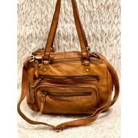 ราคา กระเป๋าหนัง วินเทจ มือสอง แบรนด์ COLORADO สภาพสวย มีช่องใส่ของช่องใหญ่ 6 ช่อง ภายในสะอาด กระเป๋า ทำด้วยวัสดุหนังวัว มีขนาดฐานกว้าง 3 นิ้วยาว 10 นิ้วสูง 8 นิ้ว (21584073278)