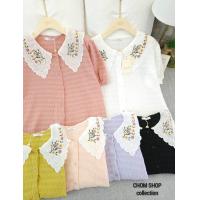 ราคา พร้อมส่ง เสื้อเชิ้ต เสื้อแฟชั่น ป้ายChom อก 42 ยาว 24 ผ้ายืด ผ้าอัดลาย คอบัว ปักฉลุ แขนสั้น กระดุมหน้า งานปักดอกไม้สวยๆ ดีเทลสวย ดูดี เนื้อผ้าดี ผ้าใส่สบาย ไม่ร้อน ไม่ต้องรีด ใส่ได้หลายโอกาส สีตามรูป 