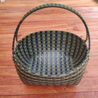 ราคา กระเช้าสานเส้นพลาสติก ตะกร้าสานเส้นพลาสติก ตระกร้าสานเส้นพลาสติก ทรงวงรี ที่จับโครงลวดขนาดใหญ่ และเล็ก (21313723983)