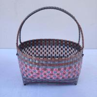 ราคา กระเช้าสานเส้นพลาสติก ตะกร้าสานเส้นพลาสติก ตระกร้าสานเส้นพลาสติก ทรงวงรี ที่จับโครงลวดขนาดใหญ่ และเล็ก (21311327669)