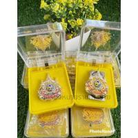ราคา เหรียญที่ระลึก เข็มตราสัญลักษณ์ ขาเข็มและแม่เหล็ก เข็มตรา 72 ประดับพลอย มีกล่องทุกชิ้น (21609184285)