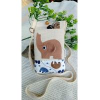 ราคา ช้างสดใส กระเป๋าสายสะพายขนาดกว้าง 5 นิ้วสุง8 นิ้วตัดเย็บด้วยผ้าฝ้ายธรรมชาติเย็บต่อตะเข็บผ้าเมืองพิมพ์ลายติดช้างสายผ้าดิบพร้อมที่ปรับสายสั้นยาวตามความเหมาะสมตัวกระเป๋าเสริมแผ่นใยด้านในกั้นช่องแยกของเพ 