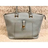 ราคา กระเป๋าหนังมือสอง สภาพสวย มีช่องใส่ของช่องใหญ่ 3 ช่อง ภายในสะอาด กระเป๋าทำด้วยวัสดุหนังวัว มีขนาดฐานกว้าง 5 นิ้วยาว 10 นิ้วครึ่งสูง 8 นิ้วครึ่ง (21541174344)