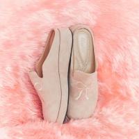 ราคา Minx รุ่น Audrey รองเท้าสลิปเปอร์ ทรงสวม ปักลายโบว์ (21598441433)