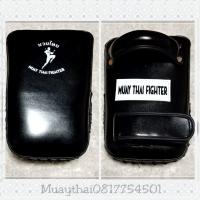 ราคา เป้าชกมวย เตะ ต่อย x000D 1 คู่ หนังเทียมอย่างดี x000D Made In Thailand x000D x000D ความยาว 30cm กว้าง 20 cm (8913082117)
