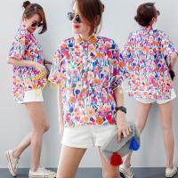 ราคา 3740 MondLune เสื้อเชิ้ตคอจีน แขนสั้น กระดุมโปโล มีกระเป๋าหน้า ดีไซน์หน้าสั้นหลังยาว ผ่าข้าง สวมใส่สบาย ผ้าวอลลุ่ม พิมพ์ลายดิจิตอล ลายดอกไม้ เนื้อผ้านิ่ม ใส่สบายมาก (21519968984)