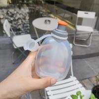 ราคา ขวดน้ำสำหรับกีฬากลางแจ้งขวดน้ำแบบบีบดูดเร็วสำหรับวิ่งพกพาสะดวกขวดน้ำทรงแบนเบาพิเศษสำหรับปีนเขา300ml (14765652920)