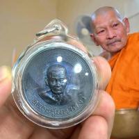 ราคา พระราชวัชรธรรมโสภณ หลวงปู่มหาศิลา เหรียญบาตรน้ำมนต์ เหรียญทำน้ำมนต์ ตอกโค๊ตและจานอักขระ พุทธคุณเต็มเปี่ยม (21658024179)