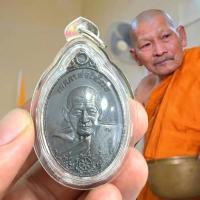 ราคา พระราชวัชรธรรมโสภณ หลวงปู่มหาศิลา เหรียญเมตตาพ่อให้รวย หเนื้อแจกทาน ศิลาเงิน ศิลาทอง บูชาเสริมความเจริญ (21657907436)