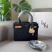 ราคา กระเป๋าถือ หน้าหมุด Lyn รุ่น UNM New สะพายข้าง (14667090987)