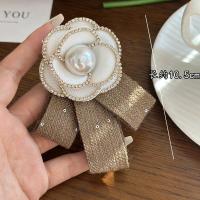 ราคา เข็มกลัดติดหน้าอกรูปดอกคามิเลียแฟชั่นสไตล์ชาแนลแบบใหม่เข็มกลัดติดหน้าอกติดโบว์ไข่มุกดอกไม้ผูกโบว์แนววินเทจแมทช์ลุคง่าย (21603624530)