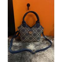 ราคา กระเป๋าสะพายทอรี่ทรงเหลี่ยมสีกรม7 5x5 5นิ้ว (21343499756)