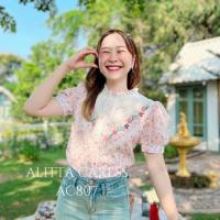 ราคา ALITTA CARESS AC807 เสื้อสวยสีขาวพิมพ์ลายดอกสีชมพู คอแต่งระบายลูกไม้ ผูกโบว์ งานปักละเอียด เสื้อน่ารัก เสื้อแขนตุ๊กตา (21717821886)