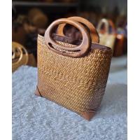 ราคา กระเป๋าสานกระจูดขนาดฐาน 9 x 4 สูง 9 นิ้ว หูไม้ (15191401791)