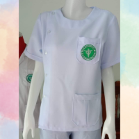 ราคา เสื้อกาวน์ สีขาว คอกลม เสื้อพยาบาล ผู้ชาย ผู้หญิง ปักตรากระทรวงสาธารณสุข (18930442638)