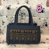 ราคา กระเป๋าถือทรงคุณนาย งานผ้าฝ้ายพิมพ์ลายไทย ลายกราฟิก ลายขอ พระราชทาน (13895131378)