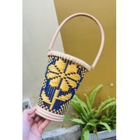 ราคา แก้วเยติหวายลายดอกไม้ แก้วน้ำ สำหรับใส่แก้วน้ำ ใส่ถุงน้ำได้ วางตั้งได้ ล้างน้ำทำความสะอาดได้ ทำจากแกนดิ้วสีน้ำเงินเส้นหวายเทียมสีเหลืองทอง กว้าง 11 สูง 18 5 ซม (21489675205)