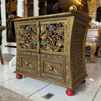 ราคา ตู้ไม้แกะสลัก ตู้ไม้โบราณ ตู้ไม้วินเทจ สูง 70 x กว้าง 76 x ลึก 42 cm ไม้จามจุรี เดินเส้นทอง แต่งกระจกสี Cabinet Real Wood Carved Antique Furniture (21083809312)