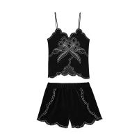 ราคา KLOSET Floral Velvet Embellished Set VC22 SET001 ชุดเซ็ท ชุดเสื้อสายเดี่่ยว กางเกงขาสั้น (21753918609)