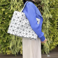 ราคา Bangkok delivery baobao bag issey Miyake 7 10 grid แท้ กระเป๋าสะพายข้างใบใหญ่ ถุงสิริ (21132808652)