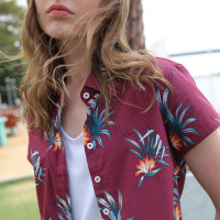 ราคา ARROW SHIRT เสื้อเชิ้ตแขนสั้นผู้หญิง สีแดงเข้ม ลายพิมพ์ รหัส WACC549 (21472159036)