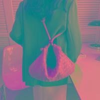 ราคา กระเป๋านิชแบรนด์สไตล์ฝรั่งเศสชาแนลสีเงินลูกบอลสีทองหรูหราเบาๆแบบใหม่ปี2023กระเป๋าทรงเมฆหนังนิ่มแบบถักสะพายข้างสำหรับผู้หญิง828 (20644907171)