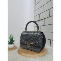 ราคา กระเป๋าผ้าไทยทรงกล่องใบเล็ก คละสี คละลาย กระเป๋าถือผ้าไทย ผ้าไทย กระเป๋าสวย เรียบหรู (21546377382)