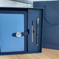 ราคา ชุดเซ็ทกล่องสมุดโน๊ตไดอารี่ สมุดจดโน๊ต ขนาด A5 มาพร้อมปากกา ฟรีไส้เปลี่ยนปากกา ถุงกระดาษ สวยดูดี สินค้าพร้อมส่งในไทย (21576625513)