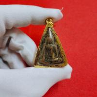 ราคา จี้พระ พระนางพญา กรุวัดบ่อทองคำ ราชินีแห่งพระเครื่อง เป็นพระเครื่องเนื้อชินสนิมแดง เลี่ยมกรอบทองไมคร่อนอย่างดี จัดส่งทุกวัน (16917280597)