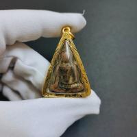 ราคา จี้พระ พระนางพญา กรุวัดบ่อทองคำ ราชินีแห่งพระเครื่อง เป็นพระเครื่องเนื้อชินสนิมแดง เลี่ยมกรอบทองไมคร่อนอย่างดี สินค้าถ่ายจากภาพจริง (16972177513)