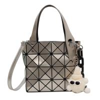 ราคา Deere Jack สายโซ่ประดับเพชรกระเป๋าสะพายไหล่สายโซ่รูปเรขาคณิตมือถือกระเป๋าสะพายข้างของผู้หญิง (20498456157)