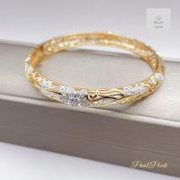 ราคา กำไลข้อมือทองฉลุลายดอกไม้ตัดเส้นสีเงินประดับเพชร รอบวงใน 18cm (21652344348)