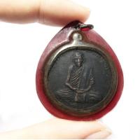 ราคา เหรียญหลวงพ่อกวย วัดโฆสิตาราม ปี 2504 เนื้อทองเหลือง เลี่ยมกรอบพลาสติกเก่า (10395278609)