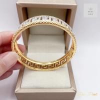 ราคา กำไลข้อมือจีนลายเก๋งจีนฉลุลายรอบวงกำไล ประด้บเพชรลายเก๋งจีนตัดขอบสีทองรอบวง19cm (21427615405)