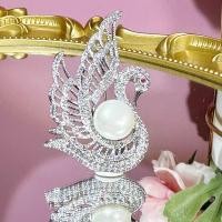 ราคา เข็มกลัดรูปหงส์แบบหรู ดีไซน์อ่อนช้อย Swan ประดับมุกสีขาว ตาฝังพลอยสีชมพู (21039308057)