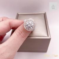 ราคา แหวนเพชรหน้ากว้างทรงดอกไม่กลมล้อมเพชร ขนาดฟรีไซต์ (21289569545)