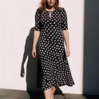 ราคา Closet Crush เดรสมิดิแต่งแขนยาวลายจุด สีขาวและสีดำ (21504179393)