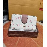 ราคา กระเป๋าสตางค์ Coach สำหรับผู้หญิงใบกลาง 2 พับ 1 ซิปไซส์ 6 นิ้ว (21544798537)