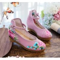 ราคา รองเท้าปักลายดอกโบตั๋นสไตล์ปักกิ่งแบบเก่าพัดพับสไตล์โบราณรองเท้าผ้าปักลายดอกแบบกระดุมจีนแนววินเทจรองเท้าชั้นเดียวส้นเตารีดส้นสูงสำหรับผู้หญิง (21301493807)