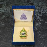 ราคา เข็มกลัด เข็มที่ระลึก ฉลองสิริราชสมบัติครบ 60ปี 2549 จัดทำโดยสำนักงาปลัดสำนักนายกรัฐมนตรี สปน พร้อมกล่องและใบเซอร์ (20821783309)