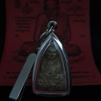 ราคา จี้พระ พระเครื่อง หลวงปู่ทวดเนื้อว่านพิมพ์ใหญ่ วัดช้างให้ เลี่ยมกรอบสแตนเลส แถมฟรี แหนบสแตนเลสและผ้ายันต์ 1 ผืน พุทธคุณ ปกป้องคุ้มครองป้องกันภัย แคล้วคลาด (21359568158)