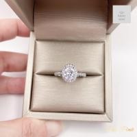 ราคา แหวนเพชรเม็ดเดี่ยวทรงรีล้อมเพชรบ่าข้างประดับเพชรสีทองขาวขนาดฟรีไซค์ สวยหรูผู้ดีสุดสุด (21535037754)