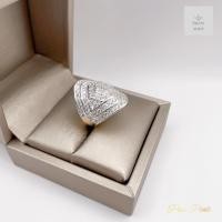 ราคา แหวนเพชรออกงาน แหวนเพชรหน้ากว้างงานอลังการเพชรเรียงแถวตัดขอบสีทองขาวตัวเรือนหนาแข็งแรง ขนาดฟรีไซต์ (21660603501)