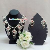ราคา สร้อยคอพร้อมต่างหู เครื่องประดับชุดไทยสีเงินขาว ต่างหูแบบหนีบ งานประดับพลอยขาวแดง เจ้าสาว รุ่น F00856 (21188652745)