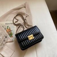 ราคา กระเป๋าสะพายข้างสายโซ่ผู้หญิง HX3250 (21150008264)