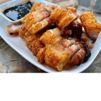 ราคา เป็นหนึ่งหมูกรอบ หมูกรอบแพ็ค1ถุงขนาด200กรัม ถุง หมูสามชั้น อาบแดด แล้วอบจนหนังเหลืองทอง หอมกรุ่น เราไม่ทอดจึงมีมันน้อย วิธีกินแค่คุณลองอุ่นทอดก็ได้ อบในเวฟ ก้อดี ราคาดีขนาดนี้หาที่ได้ไม่ได้แล้ว หมูเแ 